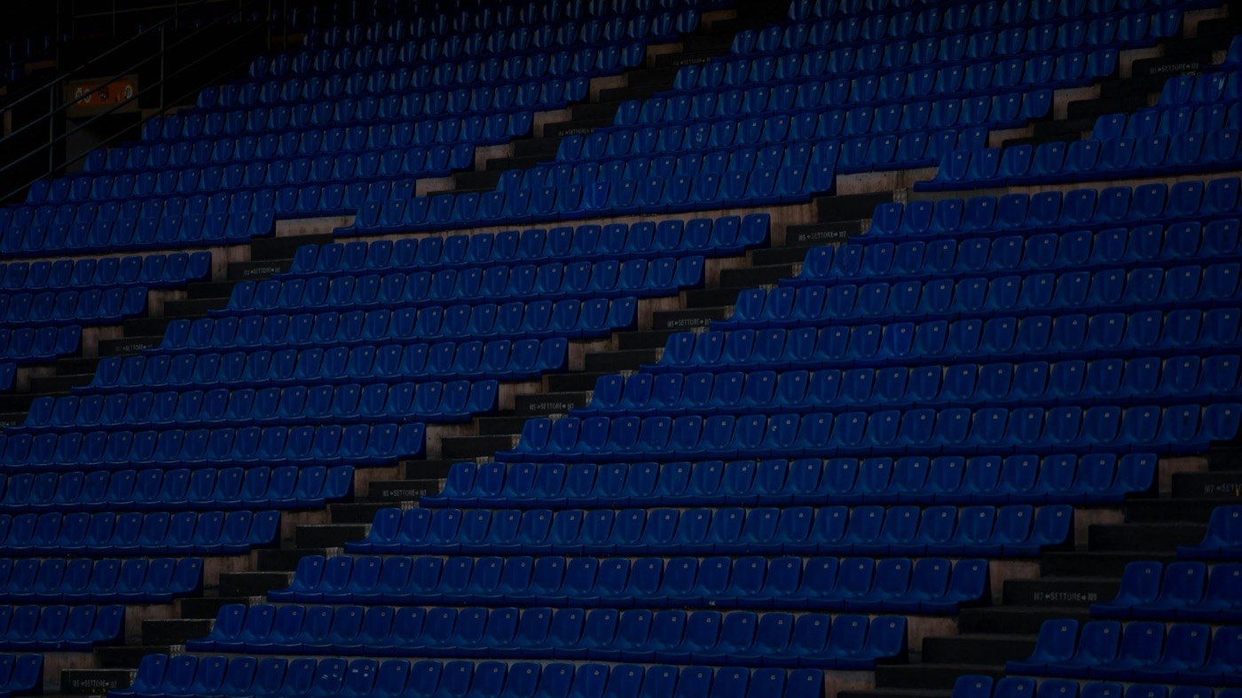Leere blaue Sitzreihen im Stadion