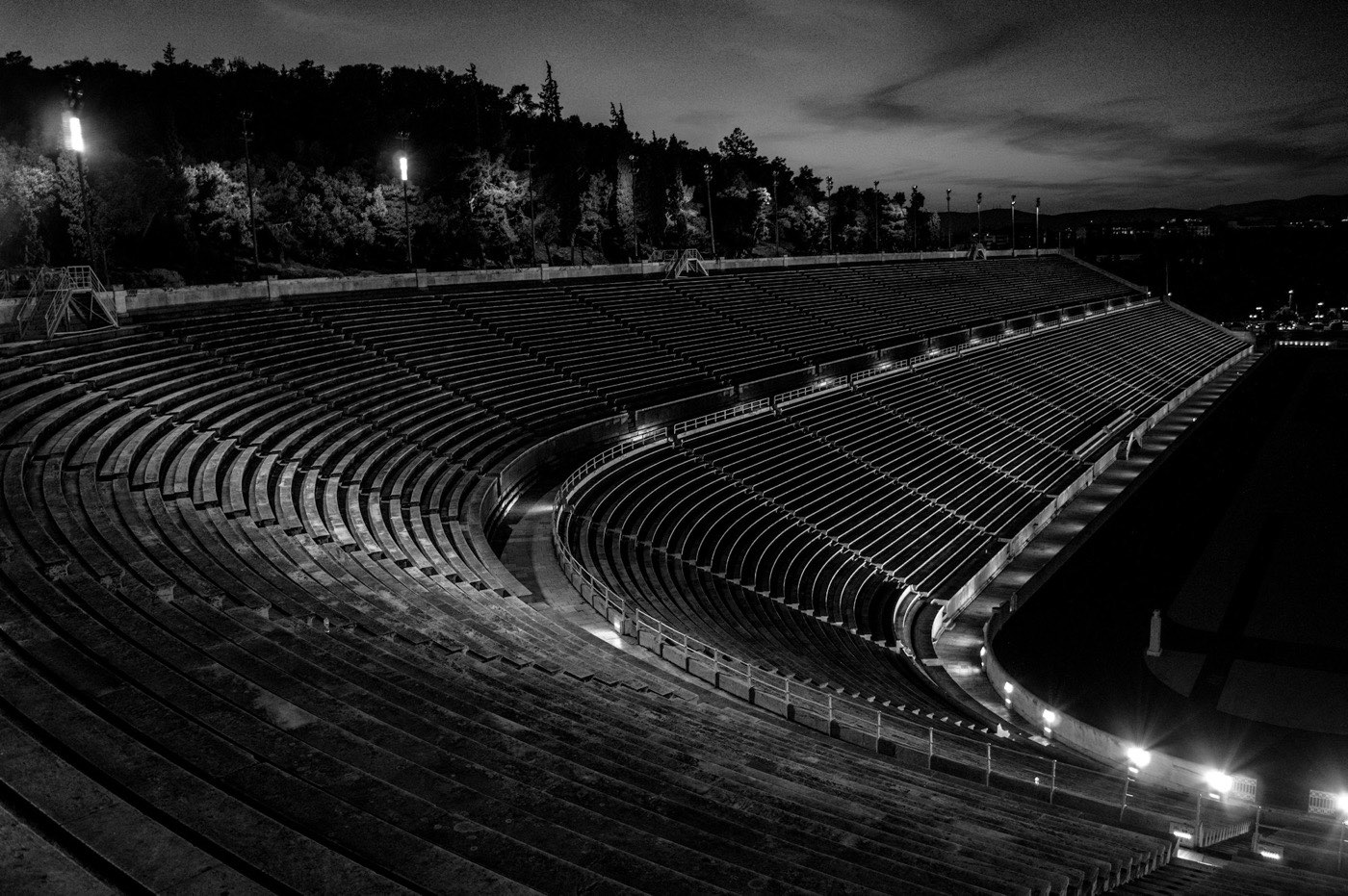 Leeres Stadionrund bei Nacht, schwarzweiß
